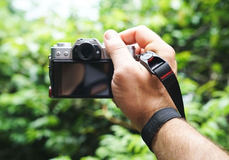 Ремінь Peak Design Cuff на зап'ясті