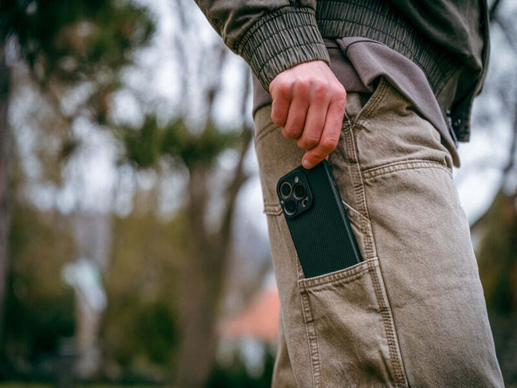 iPhone у чохлі Freewell Pro Filmmaker у кишені — чохол для щоденного носіння