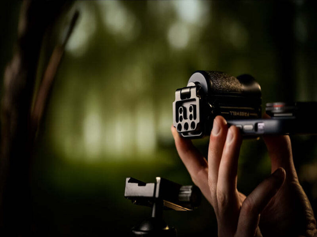 Freewell Sherpa Grip на штативі з iPhone і об'єктивом