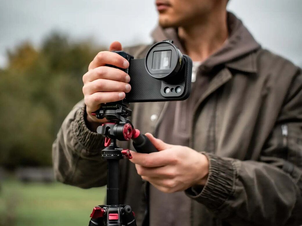 Зйомка на iPhone у клітці Genius Rig з анаморфним об'єктивом на штативі