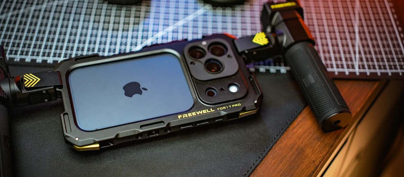 Клітка Freewell Genius Rig з iPhone і ручкою